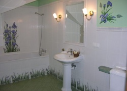 Jedna z łazienek w izbach gościnnych/ One of bathrooms in hotel rooms