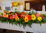 <p>Dekoracja stołu weselnego kwiatami</p>