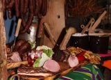 <p><strong>Wiejski stół skomponowany z mięsiw, wędlin, pasztetów i ryb wędzonych w naszych wędzarniach wg. starodawnych receptur oraz z dodatkami z naszej spiżarni!</strong></p>